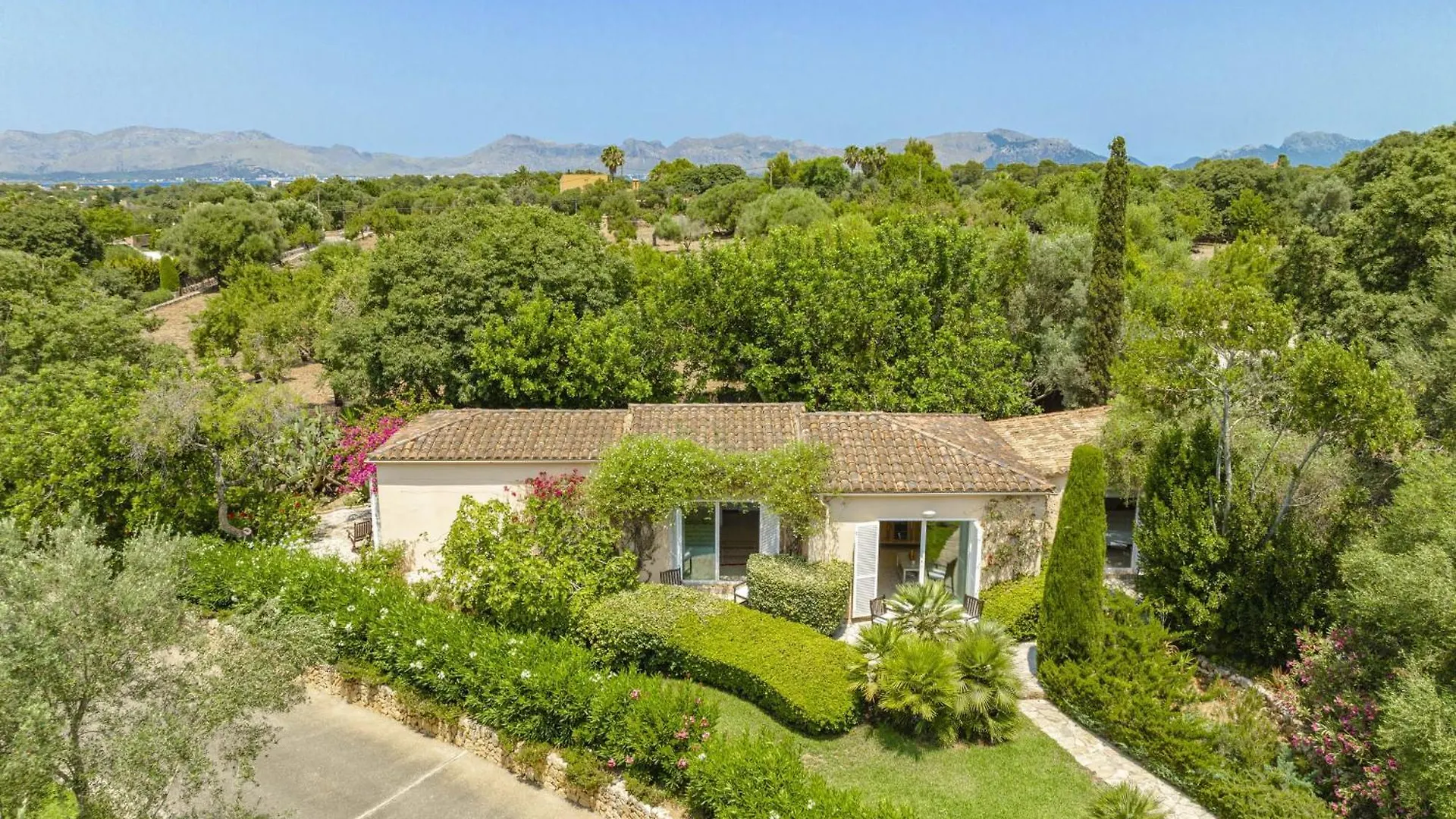 Villa De Lujo En El Norte Mallorca Alcudia  Spain